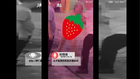 少給司機17元車資！嫩妹當街被扒光　狂掙扎露出雪白長腿（圖／翻攝自沸點視頻微博）