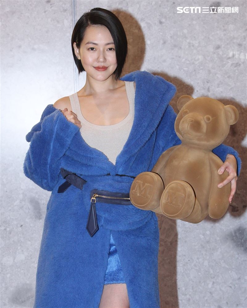 小S出席Max Mara 快閃店開幕，一掀開大衣「裡面沒穿」肉胎衣曝光。（記者邱榮吉/攝影）