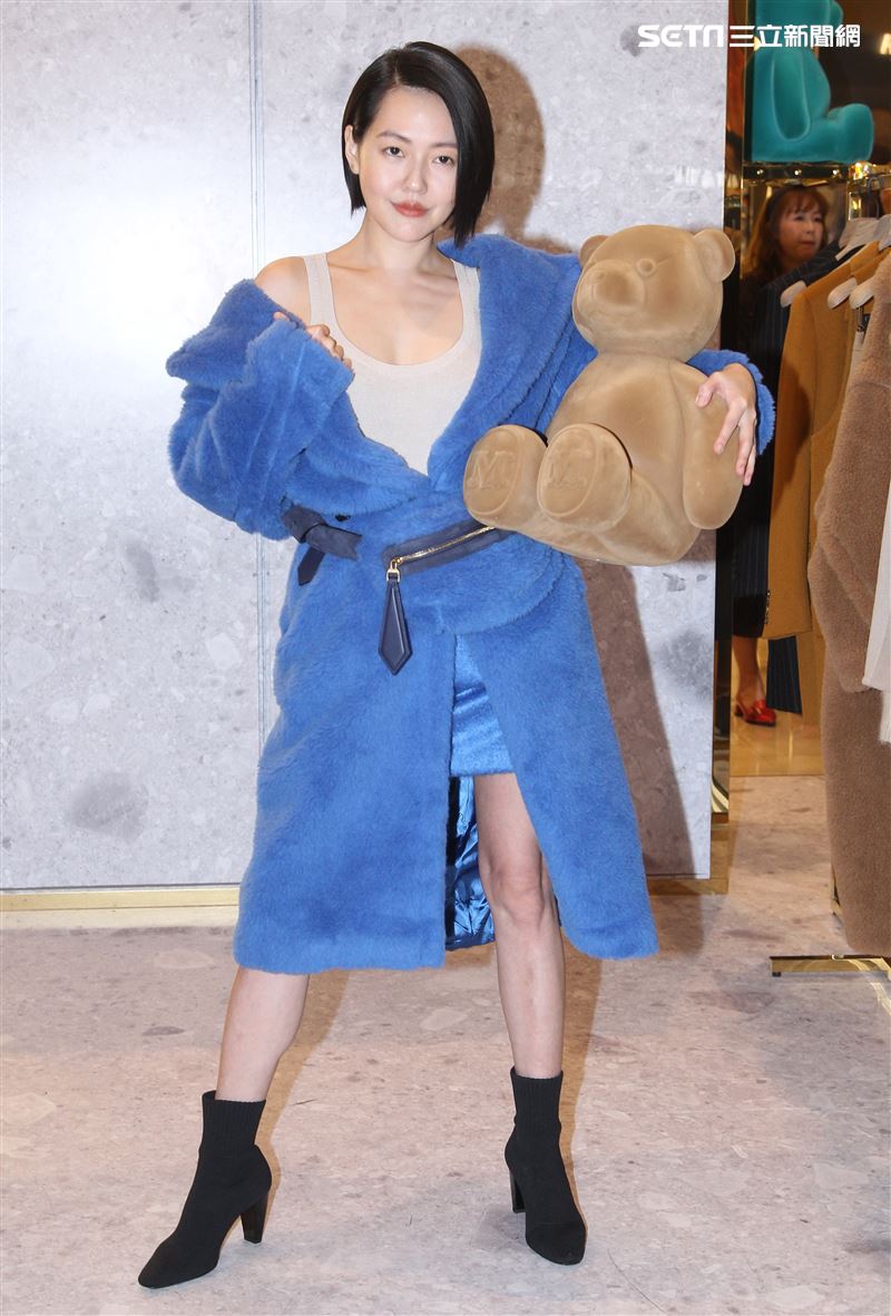 小S出席Max Mara 快閃店開幕，一掀開大衣「裡面沒穿」肉胎衣曝光。（記者邱榮吉/攝影）