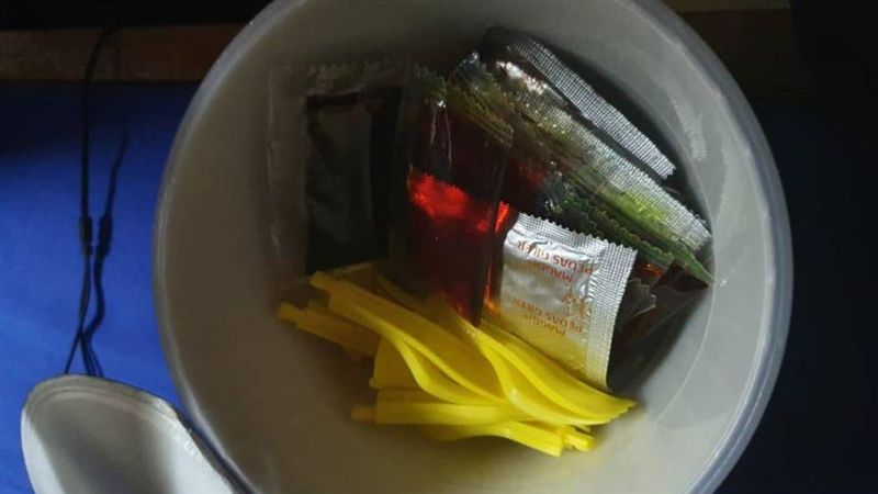 買泡麵竟只附這「配料」 他傻眼了