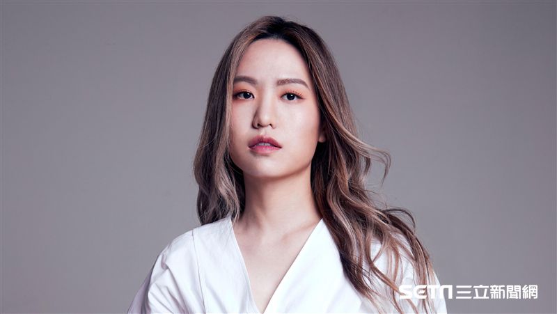 又來了！女星開唱遭粉絲突襲熊抱嚇傻