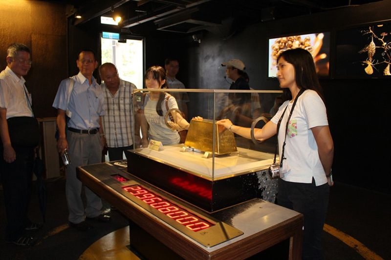新北市黃金博物館鎮館之寶「大金磚」，民眾可以伸手接觸。（圖／翻攝自新北市立黃金博物館Facebook）
