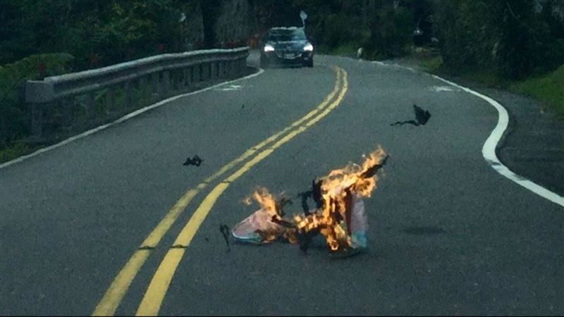平溪騎車火球差點灌頂　他怒：別放了