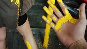 油漆沒乾崩潰　網笑：你是不是給人家柱咚？（圖／翻攝自爆廢公社臉書）