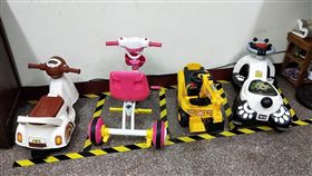 玩具車太多！2寶媽「自製停車格」：停不好就拖吊　網讚爆（圖／翻攝自爆怨公社）