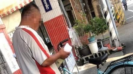 又一個！阿伯闖店內討飯吃　店員心累