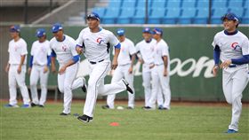 12強中華隊開訓（2）世界12強賽中華隊23日在桃園棒球場舉行開訓儀式，全隊在外野草皮進行跑步熱身。中央社記者張新偉攝  108年10月23日