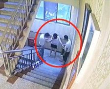 恐怖！遭2男強拖旅館　正妹抵死反抗4樓跳下「四肢變形」（圖／翻攝自微博）