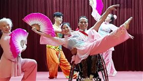 鳥與水舞集在漢城僑中公演　展現生命教育應邀來韓演出的台灣「鳥與水舞集」24日在漢城華僑中學舞出生命教育，這群眼盲肢障者展現出特殊美學藝能，更激勵大家熱愛生命，珍惜生命的美好。中央社記者姜遠珍首爾攝  108年10月24日