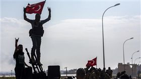 俄國外交部24日表示，土耳其在敘利亞東北部駐軍沒有固定時限。庫德族民兵則已開始撤離土敘邊界區。（安納杜魯新聞社提供）