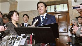 日本經濟產業大臣菅原一秀（中）被爆料贈送選區選民哈密瓜等食品，且秘書以他的名義包奠儀給選民而觸法。（共同社提供）