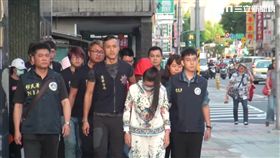 台北市萬華分局攻陷鑽石大樓，一舉逮獲42名賣淫女子（翻攝畫面）