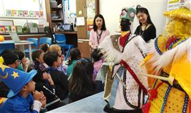 印度新德里,英國學校,國際日,布袋戲,師生著迷(圖/駐印度代表處教育組提供)中央社