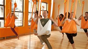 瑜珈,空中瑜珈（圖／翻攝自維基百科）