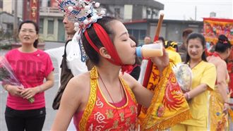 乩童長太美引暴動　私下少女心萌翻