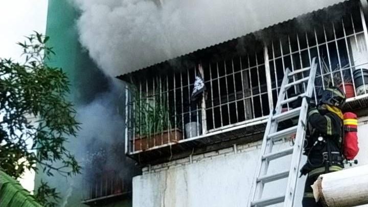 火災1死1重傷　女消防稱怕火不救人