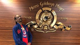 史努比狗狗表示自己太忙，無法花時間手捲菸草。（圖／翻攝自Snoop Dogg IG）