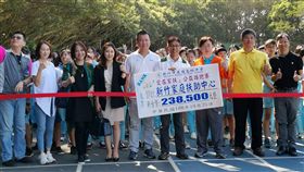 新竹光復中學公益路跑募得23萬（1）新竹市光復高級中學25日在校內舉辦公益路跑活動，捐款人以跑者的路跑公里數換算成捐款金額，今年共募得新台幣23萬8500元，全數捐助新竹家庭扶助中心。中央社記者魯鋼駿攝　108年10月25日