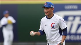 王柏融打中華隊　腳傷沒問題世界12強賽中華隊23日開訓，火腿隊旅日選手王柏融加入練球，他表示，由於之前有腳傷，這陣子都在增加肌力，狀況沒有問題。中央社記者張新偉攝　108年10月23日