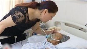 百歲嬤腦中風！孫女急奔家探病　驚見「不孝叔」給她穿壽衣（圖／翻攝自微博）