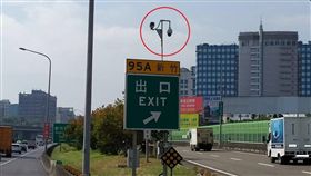 交通,攝影機,高速公路,插隊,高畫質,天眼,啟用,國道,違規,警察,公路,追撞,車禍　圖／國道警方提供