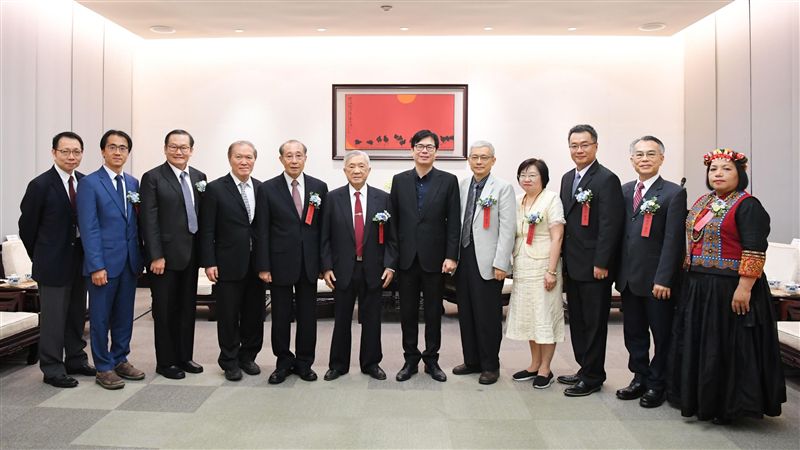 連文彬（左6）於2019年第29屆醫療奉獻獎中，榮獲「個人醫療奉獻獎」。（圖／行政院提供）