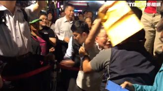 影／小英陪何志偉造勢！男闖入遭架離