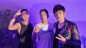 周杰倫（右）作曲力挺的電影主題曲，由柯有倫（左）、范逸臣（中）演唱。（圖／創映電影、量能影業提供）