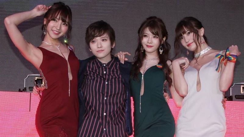 來台挺同志遊行！女優當眾上演女女吻