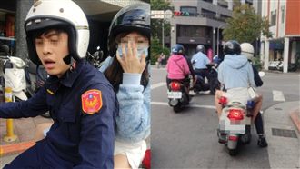 公務車載妹！台北警嗆騎士　萬人爆氣