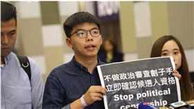 黃之鋒10月24日至香港區議會選舉抽籤現場抗議。（圖／翻攝自黃之鋒 Joshua Wong臉書）
https://www.facebook.com/joshuawongchifung/photos/pcb.2553017284790764/2553015984790894/?type=3&theater