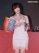 巨乳寫真界的救世主七冠王高橋聖子為wave夜店開幕DJ處女秀。（記者邱榮吉/攝影）