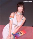 巨乳寫真界的救世主七冠王高橋聖子為wave夜店開幕DJ處女秀。（記者邱榮吉/攝影）