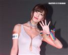 巨乳寫真界的救世主七冠王高橋聖子為wave夜店開幕DJ處女秀。（記者邱榮吉/攝影）