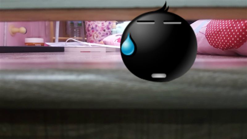 媽從門縫偷窺女兒　驚見女鬼對視嚇歪