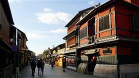 日本京都祇園花見小路常有大量觀光客造訪，種種脫序行為讓地方人士與店家不堪其擾，地方協議會25日決定，原則上禁止在私有道路上拍照，違者將罰一萬日圓。圖為花見小路。
