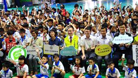 國產豆乳校園行銷　助食農教育向下扎根農委會農糧署與台中市政府25日在台中市大肚國小舉辦國產豆乳校園行銷推廣活動，透過故事劇場表演，介紹大豆從產地到餐桌的故事，讓食農教育向下扎根。中央社記者蘇木春攝　108年10月25日