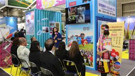 台東縣前進日本大阪旅展台東縣政府今年首度前往日本大阪參與日本旅遊博覽會，25日進行台東旅遊推廣會，邀請台日混血作家一青妙（持麥克風者）從日本旅人視角，分享東海岸獨特美景與生活風格，吸引不少民眾關注。（台東縣政府提供）中央社記者盧太城台東傳真  108年10月25日