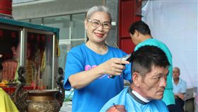 走遍花蓮偏鄉角落　鍾玉珍愛心義剪　今年67歲的鍾玉珍（左），是愛心義剪團的發起人，20多年來帶著姊妹們走遍花蓮偏鄉角落、社福機構做義剪。中央社記者張祈攝　108年10月26日