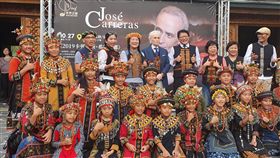 世界知名男高音卡列拉斯訪泰武國小（1）世界3大男高音之一的卡列拉斯（Josep Carreras）（後右5）應邀來台，27日將在屏東獻唱。卡列拉斯受到泰武古謠隊傳承古謠與災後重新出發的故事感動，25日也在屏東縣長潘孟安（後右4）等陪同下，前往訪問泰武國小。（屏東縣政府提供）中央社記者郭芷瑄傳真　108年10月25日