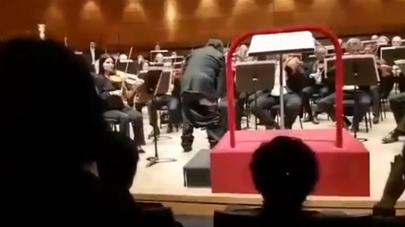 糗！音樂會慶中共建政　指揮家竟掉褲