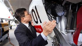 星宇首架機交付 張國煒親自駕回台／星宇航空臉書