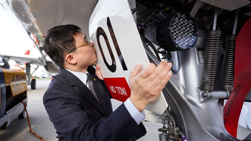 親吻星宇首架飛機　張國煒親自駕回台