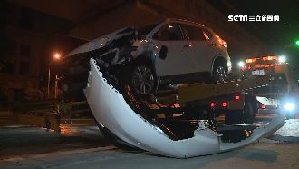 閃車自撞！轎車險撞進「賓利門市」