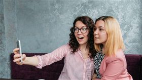 （圖／Pixabay）朋友,交友,閨密,自拍