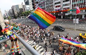 台灣同志遊行登場　祁家威揮舞彩虹旗