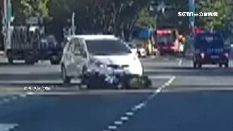打方向燈秒轉害撞！騎士翻滾險卡車底