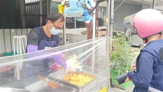 不敢讓孩子知媽病逝…父擺攤養兩幼童