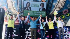 彰市鐵路高架化通過　林佳龍：實現市民20年願望交通部長林佳龍（左3）26日出席民進黨立委黃秀芳（右3）花壇聯合競選總部成立大會時說，彰化市鐵路高架化獲交通部通過可行性研究，將進入綜合規劃，感謝黃秀芳過去長期的推動與關心，希望鄉親繼續支持她。（競選總部提供）中央社記者蕭博陽彰化縣傳真　108年10月26日