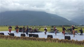 池上秋收稻穗藝術節　黃金稻穗田中登場　2019台東縣池上秋收稻穗藝術節26日正式登場，在被黃金稻穗包圍的舞台上，歌手輪番獻唱，一旁60年的老穀倉，還有著精心策畫的藝術品展覽。中央社記者盧太城台東攝　108年10月26日